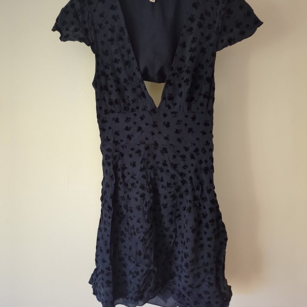 Flattering mini-dress with velvet floral details.